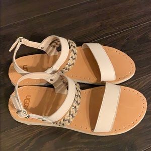 NWOT    UGG sandals